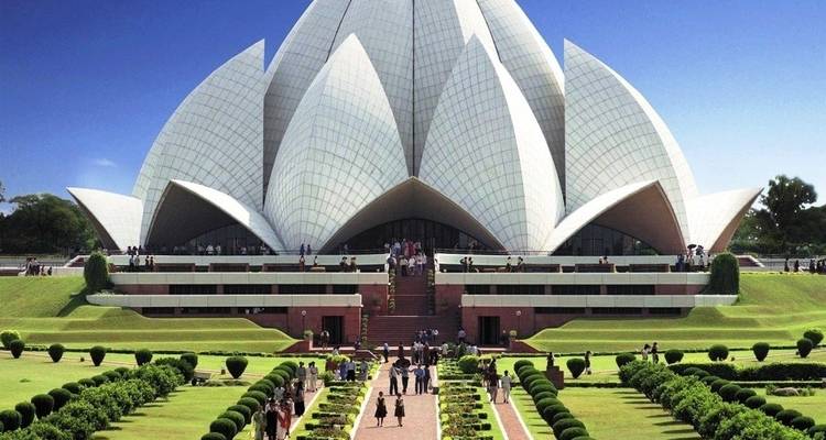 Moderner lotusförmiger Tempel mit Gärten.