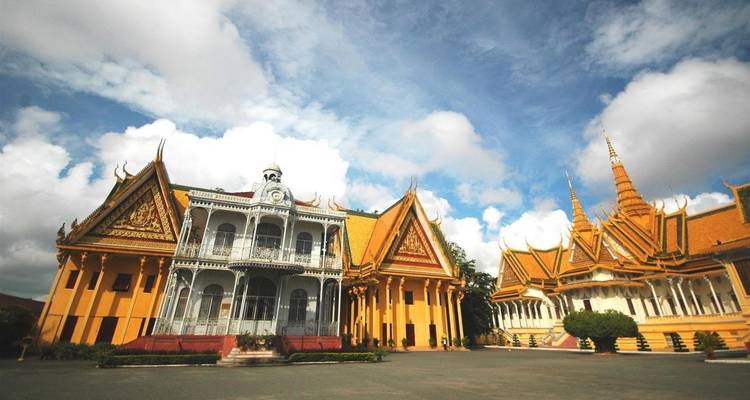 Explore Phnompenh then cruise up the beautiful Tonle River to Siemreap 6 Days - Bravo Indochina Tours 3