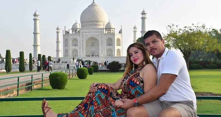 Couple assis devant le Taj Mahal.