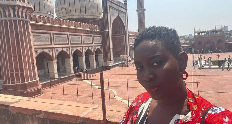 Personne prenant un selfie dans une mosquée historique.
