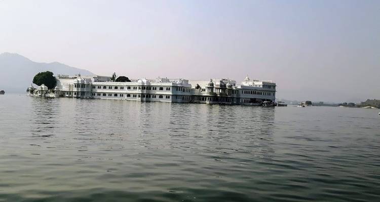 Essence de l'Inde avec Varanasi et safari du tigre, vols intérieurs et voyage en train inclus - Payless tours india 9