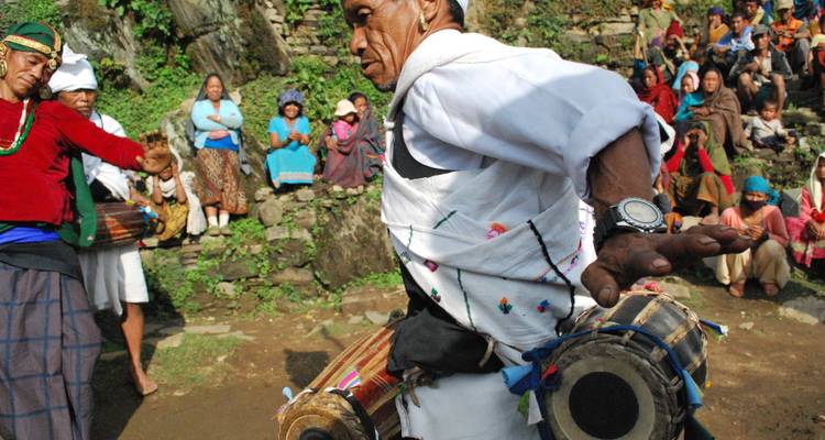 "Spectacle de danse culturelle par un homme népalais local."