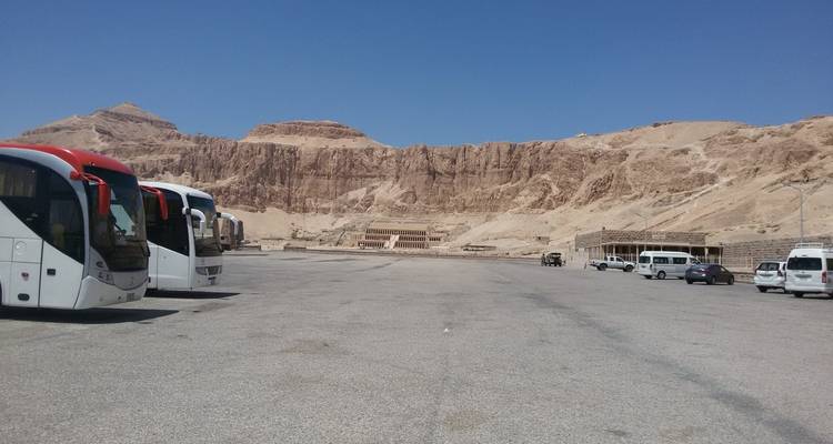 Buses parked in front of the Hatshepsut Temple.