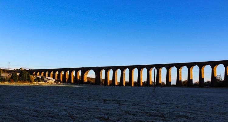 Lange Viadukt gegen einen blauen Himmel.