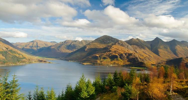 Schöne Landschaft mit Bergen und einem See.