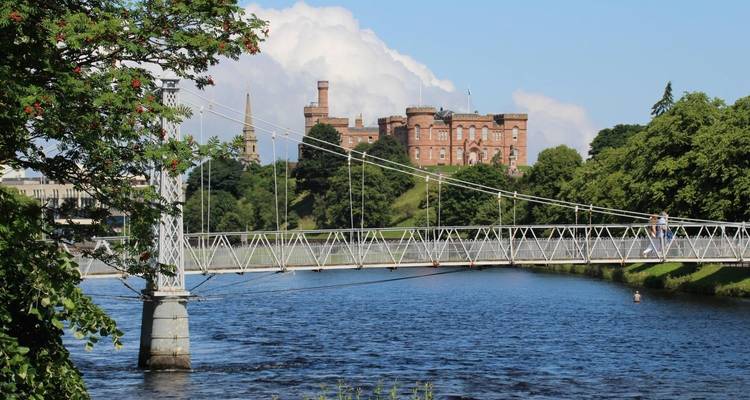 Eine Brücke mit einem Schloss im Hintergrund.