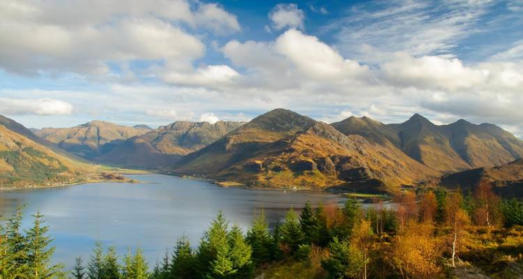 Hermosa vista de un lago rodeado de montañas en las Tierras Altas de Escocia.