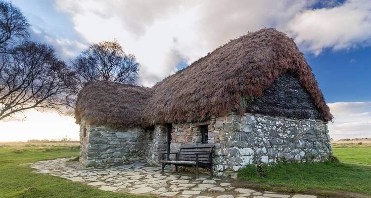 Casa de piedra tradicional con techo de paja en Escocia.