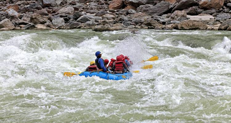 Aventure de rafting sur une rivière avec des personnes qui naviguent dans les rapides.