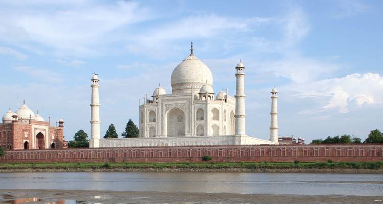 De Taj Mahal staat majestueus met zijn reflectie zichtbaar.