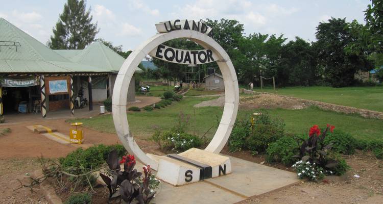 Le monument de l'Équateur en Ouganda avec la végétation luxuriante environnante.