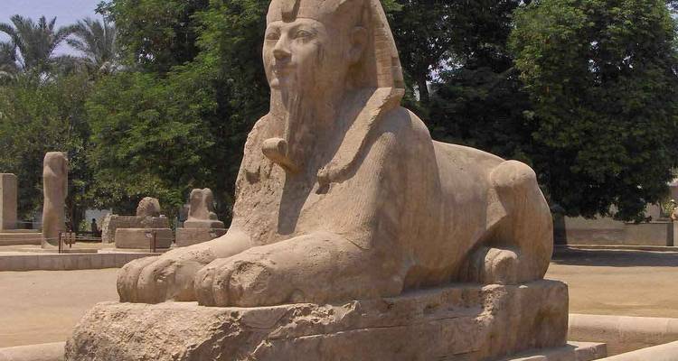 Reusachtig Sphinx-standbeeld in Memphis, omringd door groen.