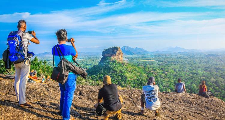 Groep mensen die uitkijkt over een berg beroemd om zijn leeuwenpoot.