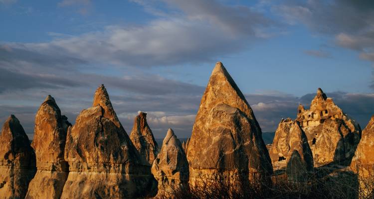 Formations rocheuses aux sommets pointus au coucher du soleil.