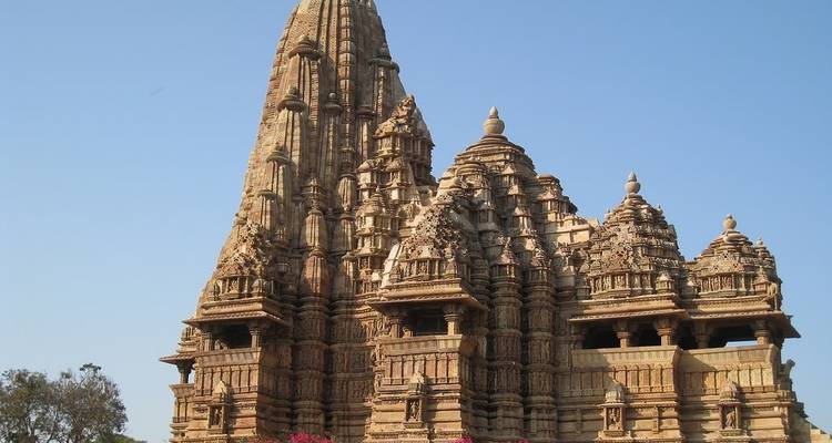 Temple finement sculpté avec plusieurs flèches.