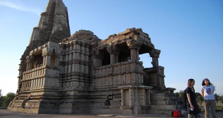 Deux femmes debout près d'un temple ancien.