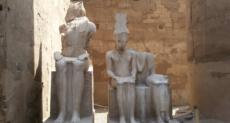Zwei alte zerbrochene Statuen in einem Tempel.