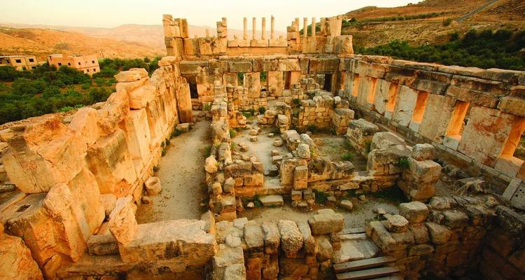 Ruinas antiguas de un edificio con vista a un paisaje montañoso.
