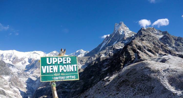 Bergachtig landschap met een bord waarop 'Upper View Point' staat.