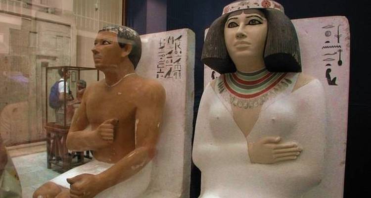 Statues de l'Égypte ancienne exposées dans un musée.