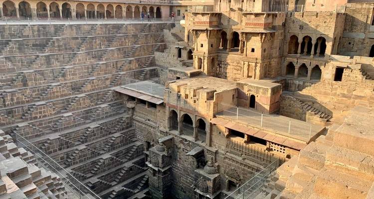 Los profundos escalones simétricos y pabellones tallados del pozo escalonado Chand Baori descienden en patrones geométricos.