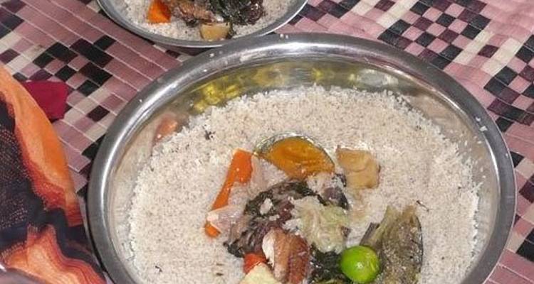 Repas traditionnel servi dans un grand bol.