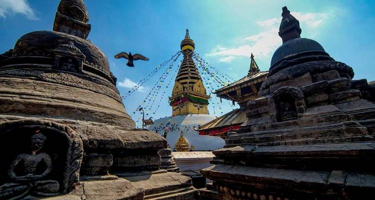 Swayambhunath Stupa met heldere blauwe lucht en gebedsvlaggen.