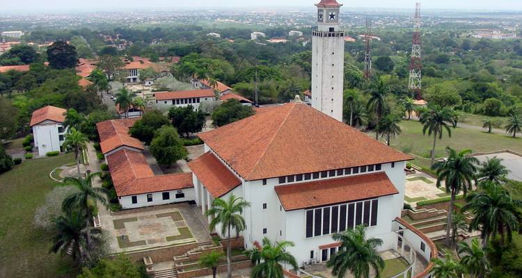 Vista aérea de un campus universitario icónico con una torre.