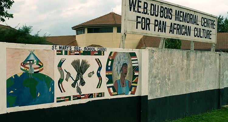 Letrero del Centro Conmemorativo W.E.B. Du Bois con murales en la pared.