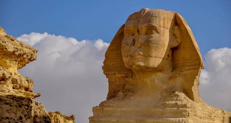 Close-up van de Sfinx met een heldere hemel als achtergrond.