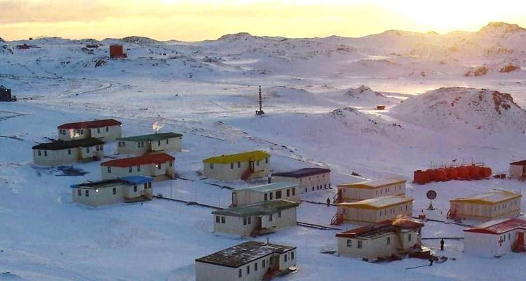 Polarforschungsstation mit bunten Gebäuden im Schnee.
