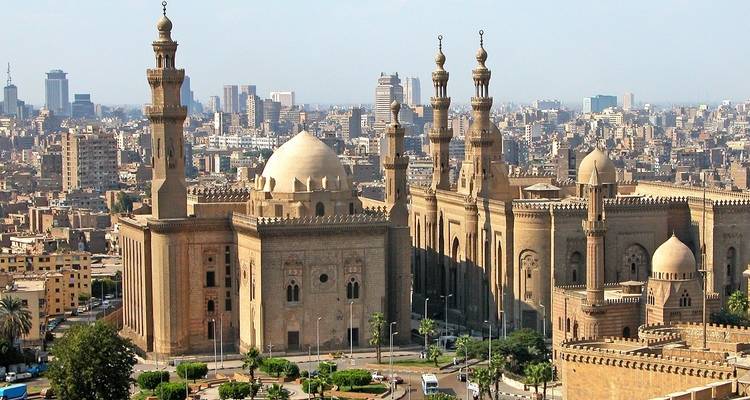 Panoramisch uitzicht op een stad met historische islamitische architectuur.