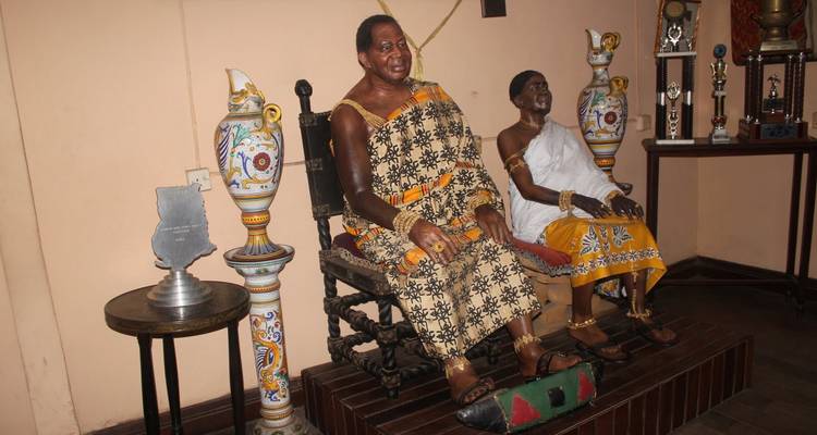 Dos estatuas tradicionales in un entorno de museo.