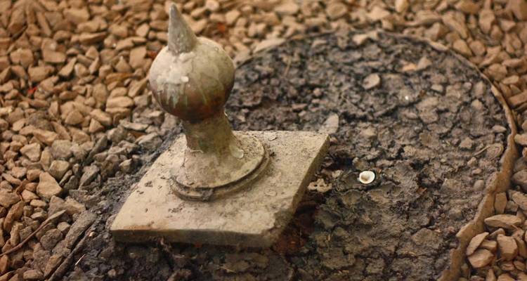 Conjunto de artefactos de piedra en grava, probablemente de significado cultural.