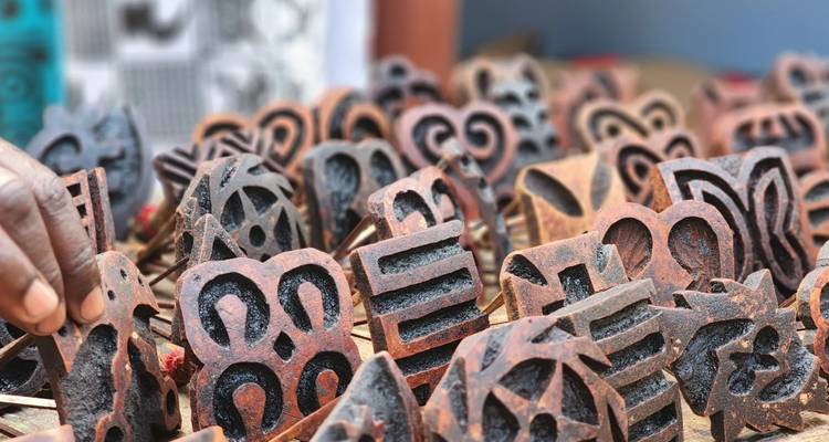 Símbolos Adinkra tallados a mano hechos de madera.