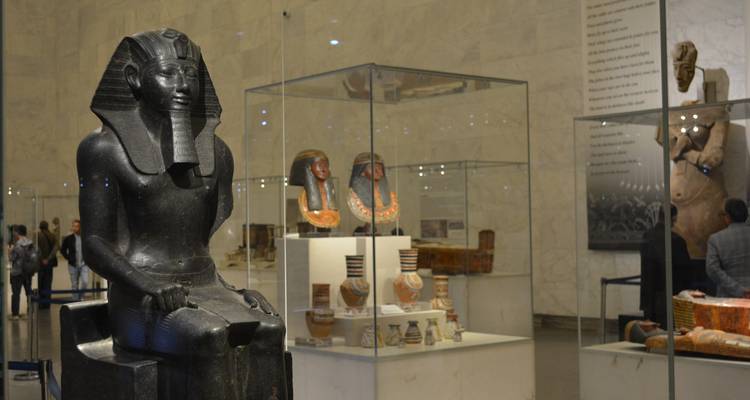 Artefactos del antiguo Egipto en un entorno de museo.