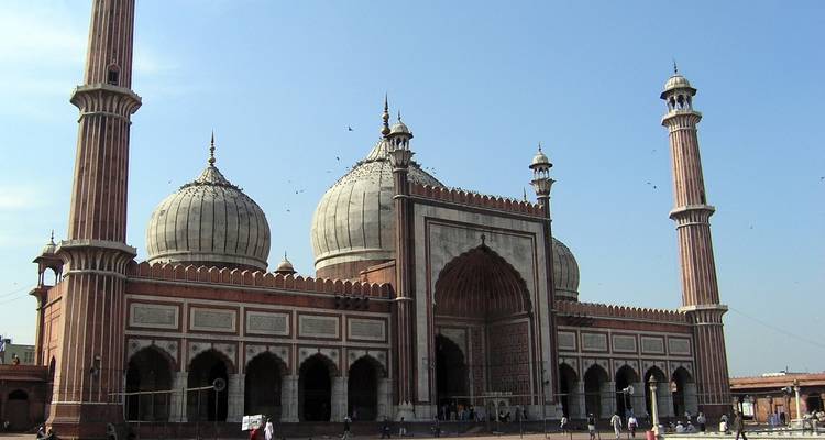 Prächtige Moschee mit großen Kuppeln und Minaretten.