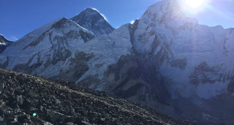 Vue des montagnes himalayennes enneigées sous un soleil éclatant.