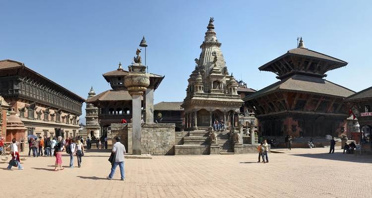 Historische Tempelanlage mit herumlaufenden Menschen.