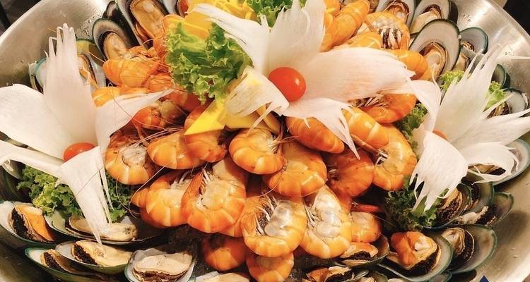 Présentation élaborée de fruits de mer avec garnitures.