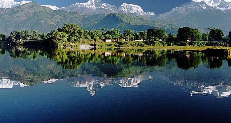 Ruhiger Seeblick mit Bergspiegelungen.