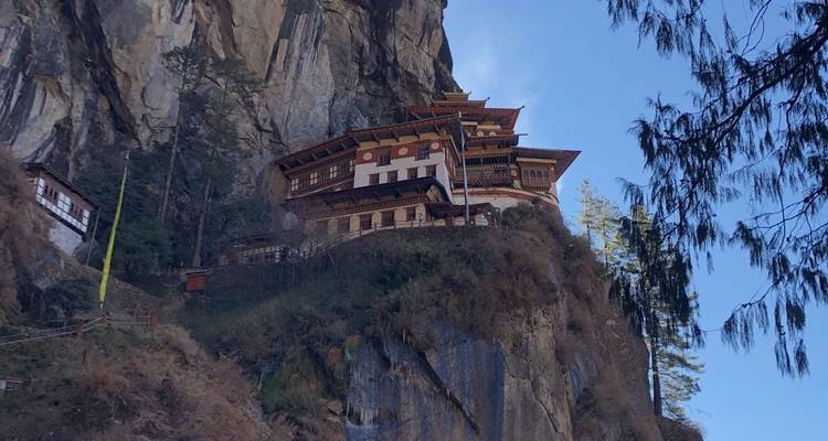Paro Taktsang Kloster, das auf einer Klippe erbaut wurde.