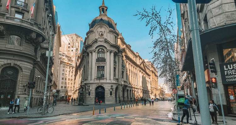 Calle de la ciudad con arquitectura histórica y gente caminando.