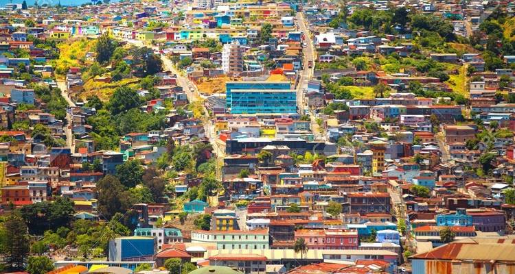 Collines colorées de Valparaíso avec des bâtiments vibrants.