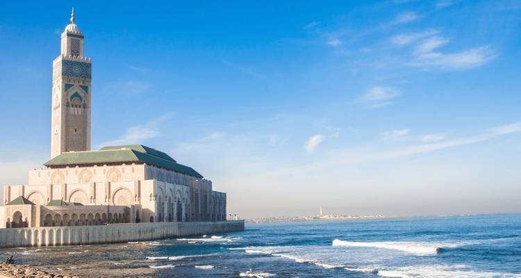 Ikonische Moschee mit hohem Minarett am Meer.