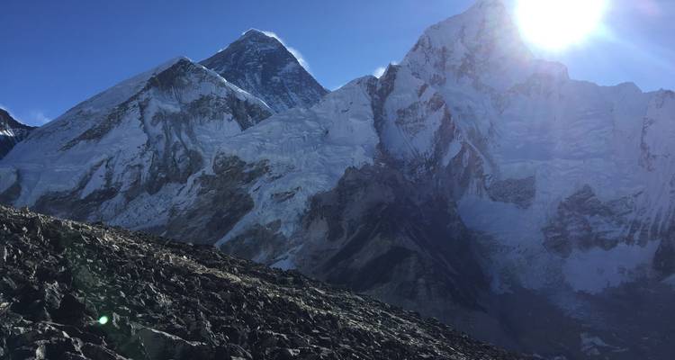 Mount Everest und die umliegenden Gipfel glänzen in der Sonne.