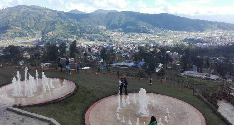 Erhöhte Ansicht einer Stadtlandschaft mit Springbrunnen im Vordergrund.