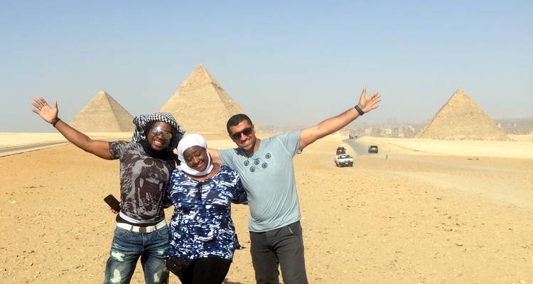 Toeristen die poseren voor piramides