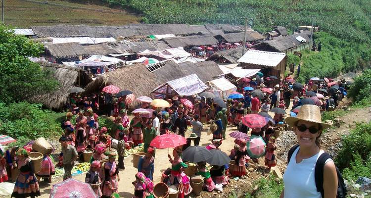 Marché local avec des tentes et des gens en tenue traditionnelle
