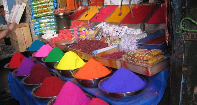 Kleurrijke poeders en verfstoffen gerangschikt in een marktkraam